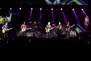 Enanitos Verdes y Hombres G hicieron vibrar el Moody Center en un concierto con causa solidaria