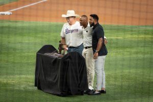 Adrián Beltré inmortalizado, los Rangers develan su estatua en el Globe Life Field
