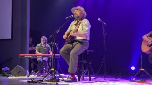 Santiago Cruz cautiva a Austin con un concierto íntimo y magistral